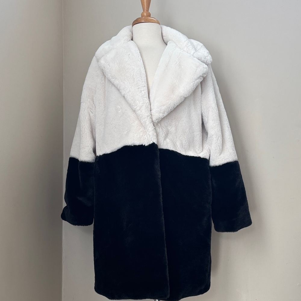 Elan Women's Black and White Faux Fur Coat Sz Medium